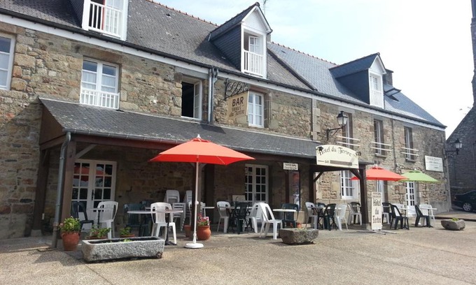 Mont-Dol Hotel | Pet-Friendly Retreat at Hotel Du Tertre with Breakfast