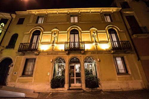 Vicenza Hotel | Discover Hotel Due Mori: Family-Friendly with Great Amenities!