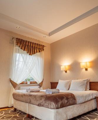 Swidnik Hotel | Outstanding Hotel Dwór Choiny: Pet-Friendly & Family Amenities