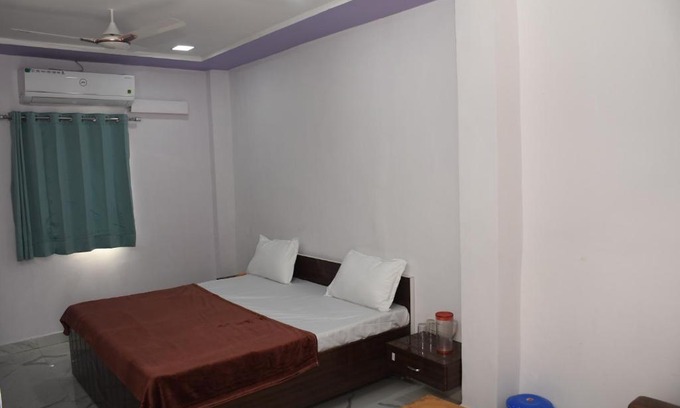 Bhat Hotel | Family-Friendly Comfort at Hotel Dwarkesh with Breakfast