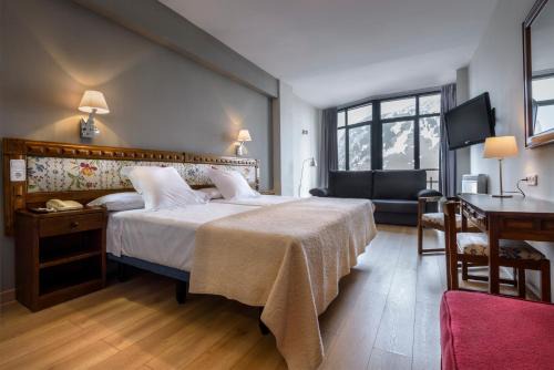 Candanchu Hotel | Discover Hotel Edelweiss Candanchú: Pool & Family-Friendly