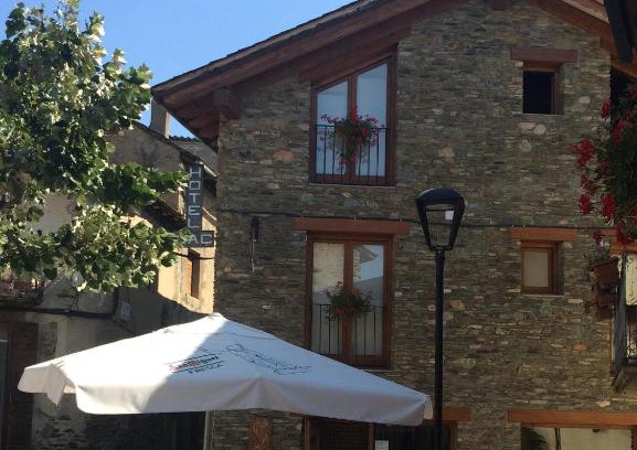Ger Hotel | Discover Hotel El Jaç: Family-Friendly with Hot Tub Access