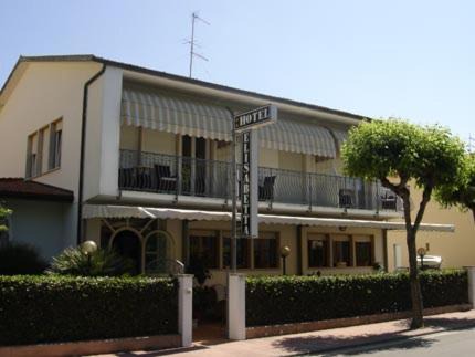 Cinquale Hotel | Pet-Friendly Hotel Elisabetta with Restaurant & Breakfast