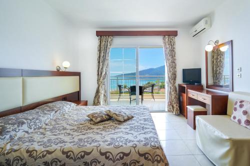 Chrisi Ammoudia Apartment | Family-Friendly Hotel Emerald and Suites with Pool Access