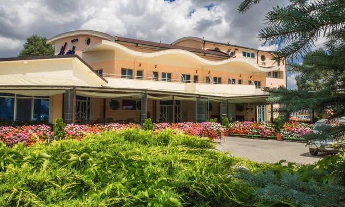 Mihail Kogalniceanu Hotel | Discover Hotel Emi: Family-Friendly with Restaurant & Breakfast