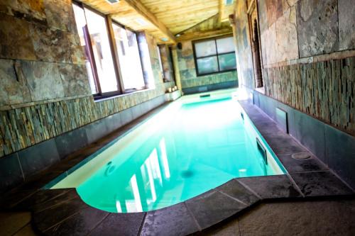 Pont-l'Eveque Hotel | Inviting Hotel et Spa Le Lion d'Or with Ocean View & Pool
