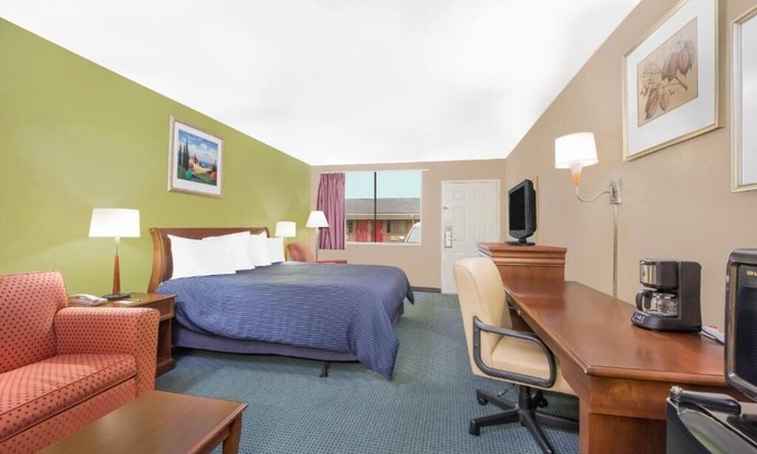 Fort Mc Clellan Hotel | Budget-Friendly Hotel Express with Family Amenities Included