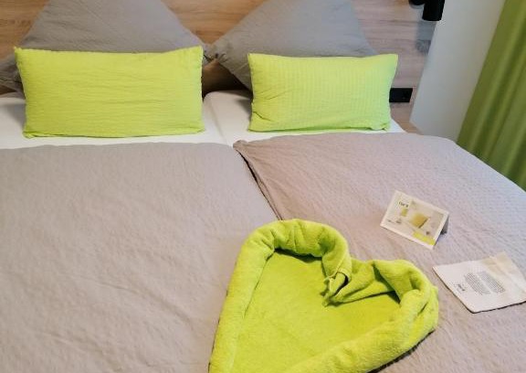 Deuz Hotel | Discover Hotel FÜNF10: Pet-Friendly Retreat with Hot Tub