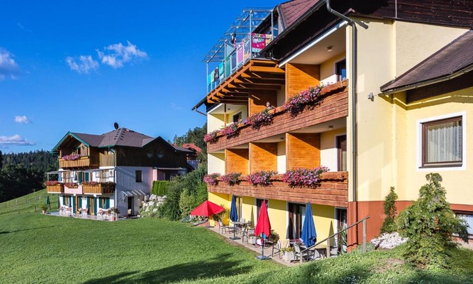 Sankt Georgen am Langsee Hotel | Hotel Fasching: Oceanfront Oasis with Pool and Pet-Friendly Perks