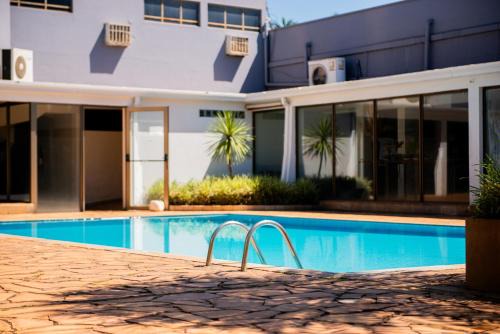 Pouso Alegre Hotel | Relax at Hotel Fernandão with Oceanfront Views & Pool