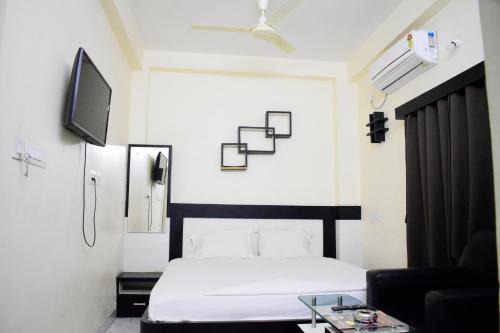 Madanpur Hotel | Budget-Friendly Stay at HOTEL FIRST CROWN with Breakfast