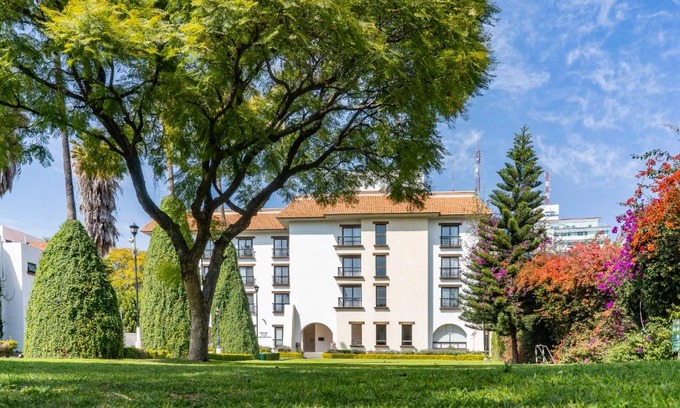 Downtown Queretaro Hotel | Pet-Friendly Hotel Flamingo Inn with Pool & Hot Tub