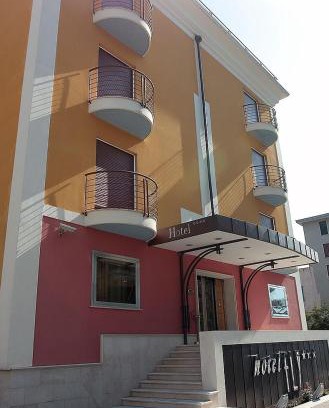 Casoria Hotel | Pet-Friendly Hotel Fly with Breakfast and Dining Options