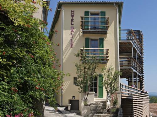 Saint-Michel-l'Observatoire Hotel | Pet-Friendly Retreat at Hotel Galilee - Rated 8.3/10
