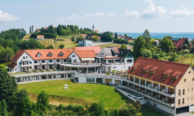 Leibnitz Hotel | Discover Hotel Garni am Seggauberg with Oceanfront Amenities
