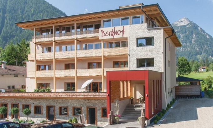 Pertisau Hotel | Discover Hotel Garni Berghof: Oceanfront Getaway with Hot Tub