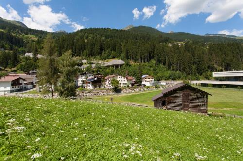 Kappl Bed & Breakfast | Experience Comfort at Hotel Garni Dias with Hot Tub & Kitchen