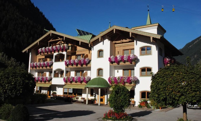 Mayrhofen Hotel | Relax at Hotel Garni Ferienhof: Oceanfront Oasis Awaits