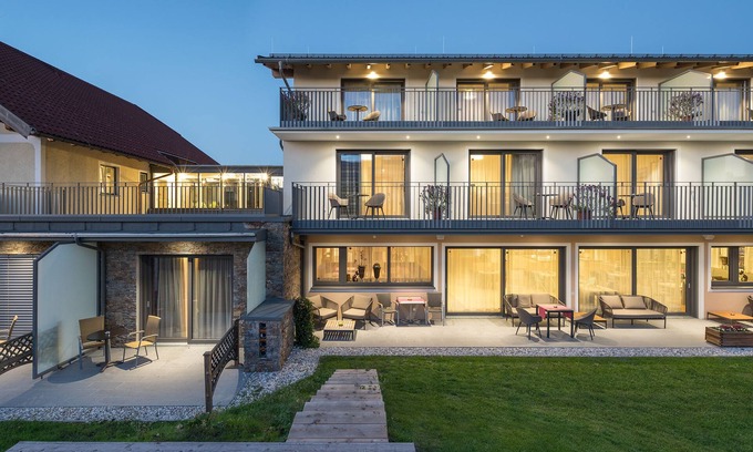 Leopoldskron-Moos Hotel | Cozy Hotel Garni Frauenschuh: 4-Star with Ocean Views