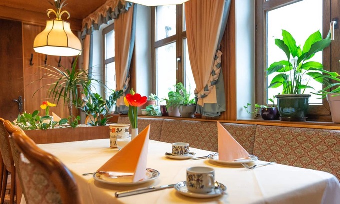 Bad Windsheim Hotel | Discover Hotel Garni Goldener Schwan: Family-Friendly Stay