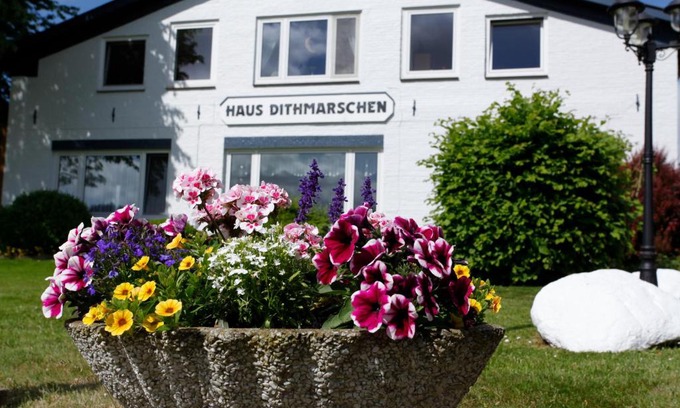 Elpersbuttel House | Cozy Hotel Garni Haus Dithmarschen with Breakfast & Kitchen