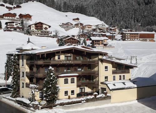 Vorderlanersbach Hotel | Elegant Hotel-Garni Jakober: 4-Star Retreat with Hot Tub