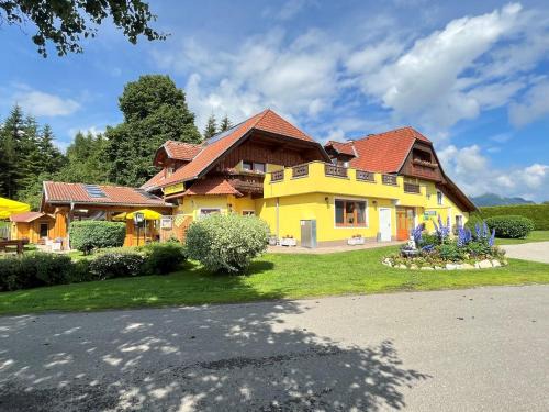 Zeutschach House | Cozy Hotel Gasthof Seeblick with Ocean View & Spa Amenities