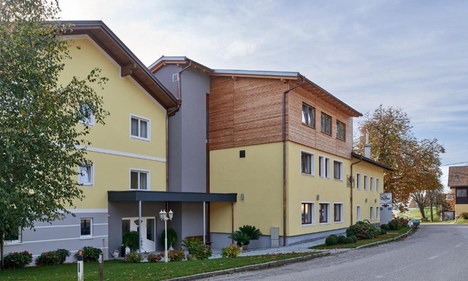 Tumeltsham Hotel | Discover Hotel Gasthof-Strasser with Oceanfront Views