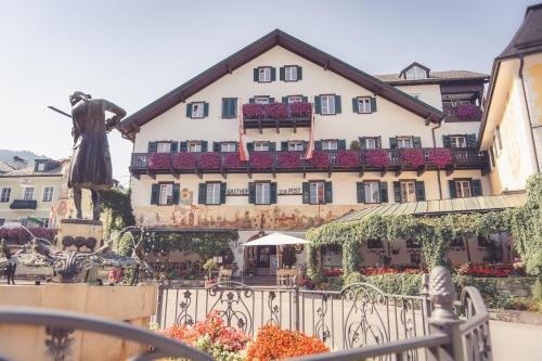 St. Gilgen Hotel | Cozy Hotel Gasthof zur Post: Oceanfront Bliss & Spa Retreat
