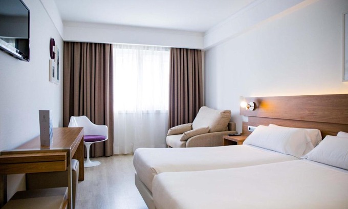 El Ensanche Zona Nuova Hotel | Discover Hotel Gelmírez: Child-Friendly & Accessible Stay