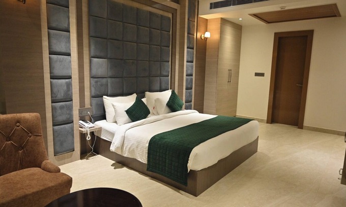 Aligarh Hotel | Budget-Friendly Hotel Gold In Leaf with Family Amenities
