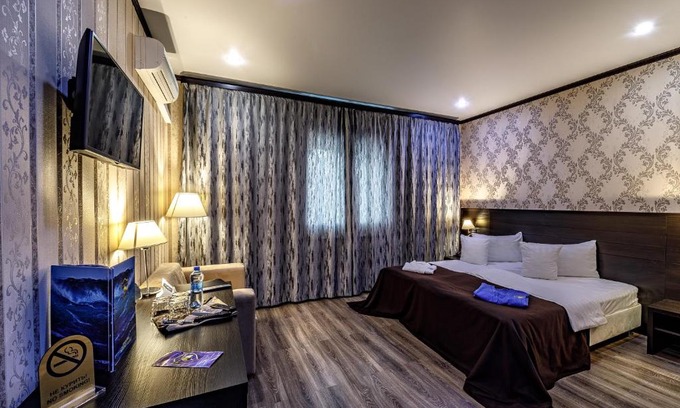 Northern Administrative Okrug Hotel | Budget-Friendly Hotel Gold Shark with Hot Tub & Breakfast
