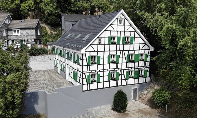 Solingen Hotel | Modern Comfort at Hotel Gräfrather Hof - 4-Star Experience