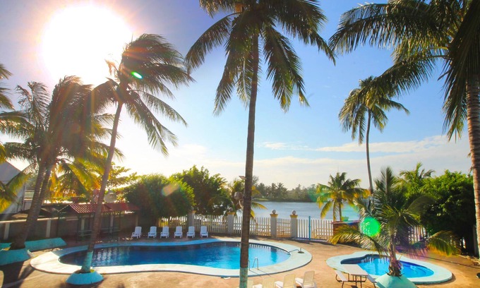 Playa Chachalacas Hotel | Inviting Stay at Hotel Gran Palmeiras with Pool & Ocean View