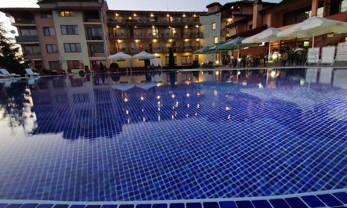 Samokov Hotel | Discover Hotel Grand: Oceanfront Retreat with Pool & Beach