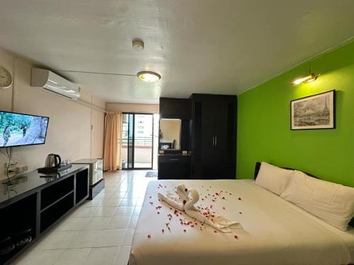 Ramkhamhaeng Hotel | Delightful Grand Mandarin Residence with Breakfast Included