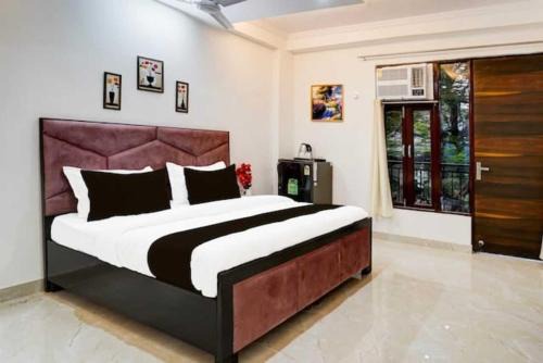 Sainik Farm Hotel | Hotel Grand Stay - Near Saket Metro