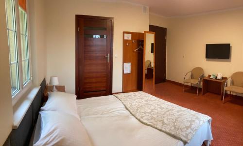 Koscierzyna Hotel | Discover Hotel Gryf: Pet-Friendly Oceanfront Getaway