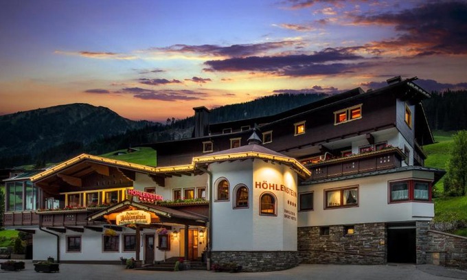 Juns Hotel | Experience Hotel Höhlenstein: 4-Star Comfort & Hot Tub Bliss