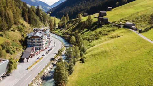 Kappl Hotel | Experience Comfort at Hotel Höllroah: 4-Star & Spa Amenities