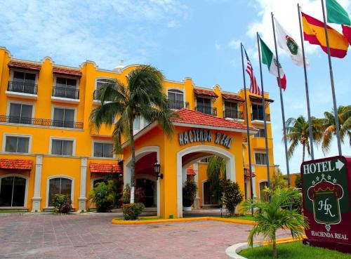 Ciudad del Carmen Hotel | Elegant Hotel Hacienda Real with Pool & Pet-Friendly Stays