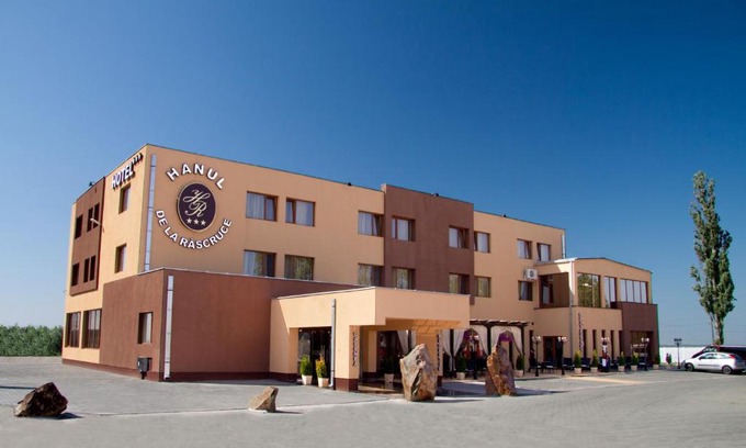 Pecica Hotel | Charming Hotel Hanul de la Rascruce: Pet Friendly Getaway