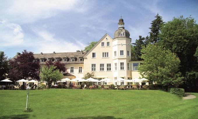 Moehnesee Hotel | Experience Comfort at Hotel Haus Delecke: 4-Star Retreat