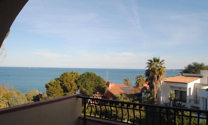 Crotone Hotel | Discover Hotel Helios: 4-Star Retreat with Pool & Dining