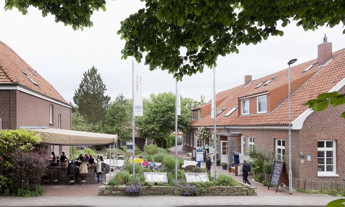Carolinensiel Hotel | Inviting Hotel Hinrichs: Family-Friendly with Breakfast!