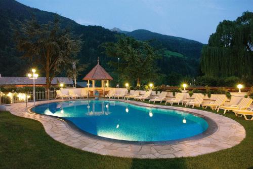 Saltusio Hotel | Discover Hotel Hirzer: Oceanfront Escape with Spa & Pool