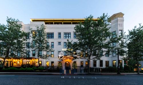 Foggy Bottom Hotel | Exceptional Stay at Hotel Hive: Pet Friendly & Accessible