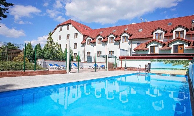 Slubice Hotel | Discover Hotel Horda: Pet-Friendly Retreat with Pool & Hot Tub