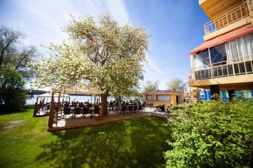 Savonlinna Hotel | Discover Hotel Hospitz: Oceanfront Retreat with Pet-Friendly Perks