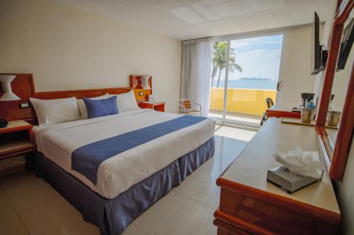 Ignacio Zaragoza Hotel | Discover Hotel Hostal de Cortés with Oceanfront Pool